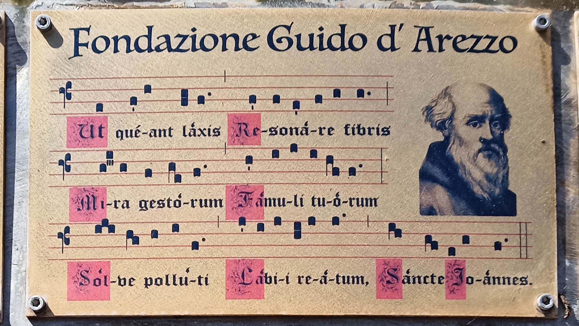 La targa che celebra Guido Monaco nell'omonima Piazza Guido Monaco ad Arezzo
