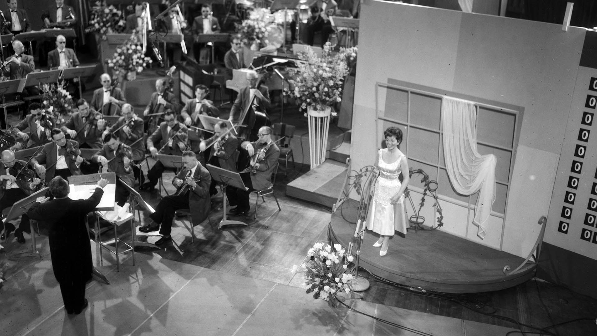Lys Assia (vincitrice della competizione con la canzone 