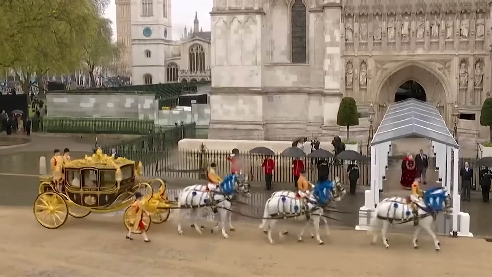 L'arrivo di Carlo III all'Abbazia di Westminster sul Gold State Coach il giorno dell'incoronazione. Il Gold State Coach è la sontuosa carrossa reale trainata da 8 cavalli bianchi del Re d'Inghilterra, realizzata tra il 1760 e il 1762.
