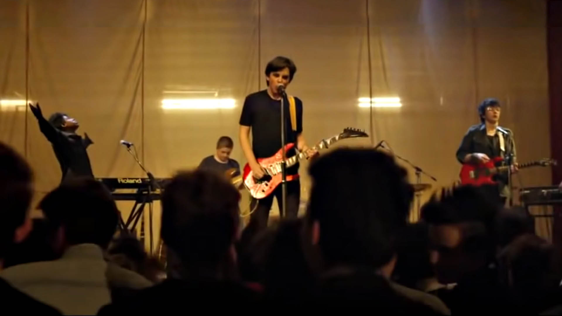 Fermo immagine del film Sing Street in cui suonano la canzone Brown Shows, immediatamente prima di cantare la frase 