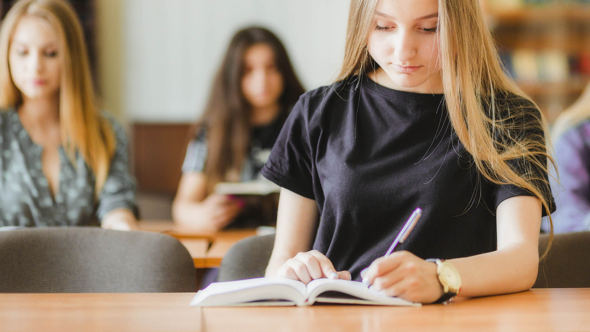 Lo studio della lingua straniera nelle scuole italiane è spesso purtroppo limitato all'apprendimento di regole grammaticali sui libri e poco praticato