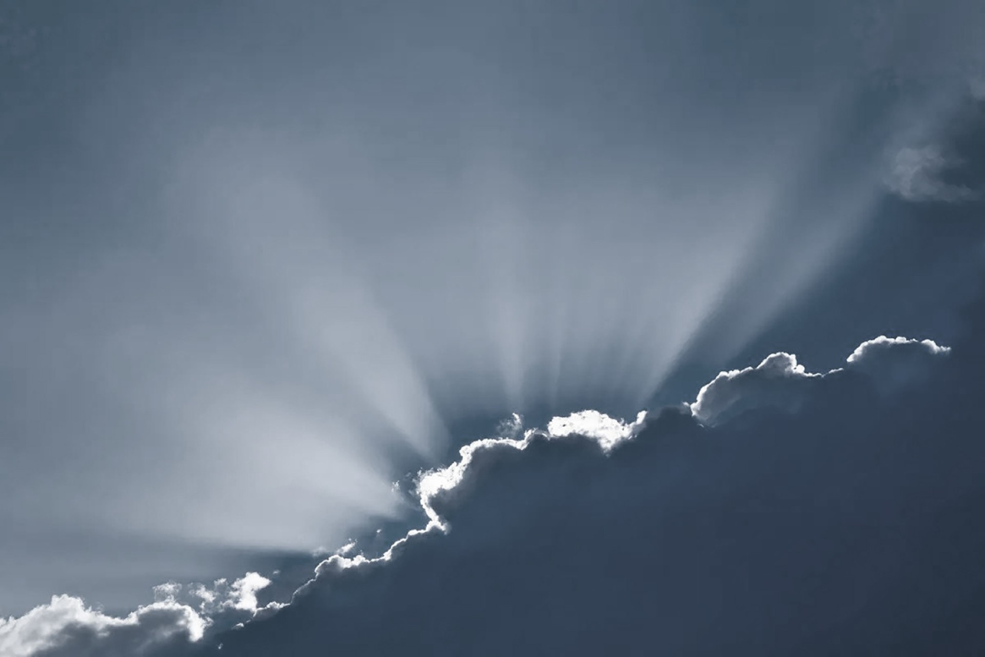 La lineatura argentea creata dalla luce del sole dietro le nuvole, metafora che c'è luce anche nei giorni bui